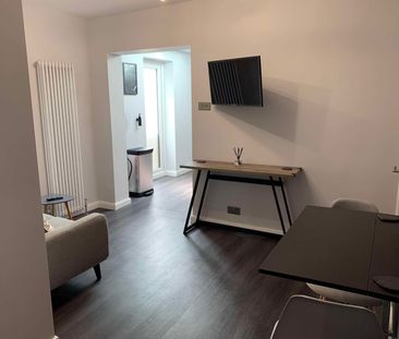 Stylish property in Lacey Street, East Ipswich Room 5 - Photo 2