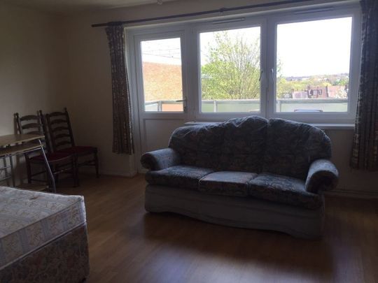 Room in a Shared Flat, Lisselton House, NW4 - Photo 1