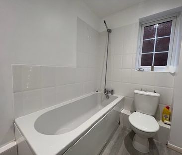 Sandy Lane, Farnborough, GU14 - Photo 5