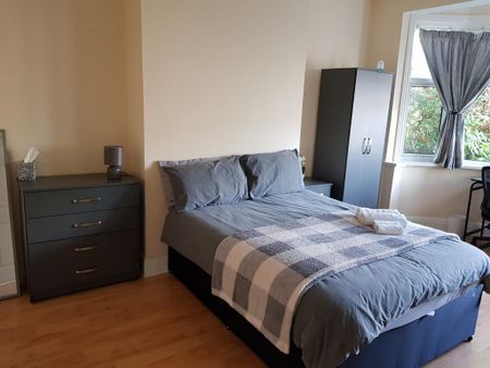 4 bedroom semi-detached house to rent - Photo 2