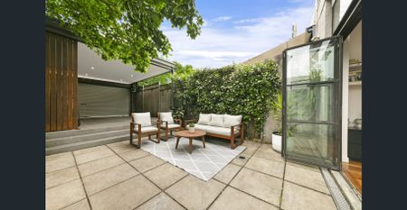 Stunning family home in sought after location - Photo 2