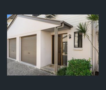 Stylish 3 Bed 2 Bath Townhouse - Photo 4