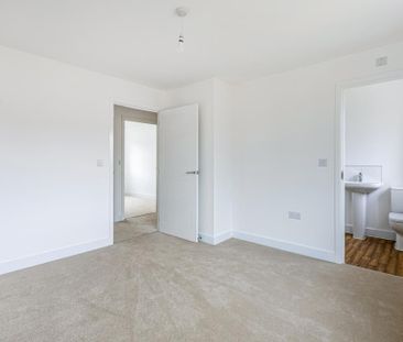 4 bedroom detached house to rent - Photo 2