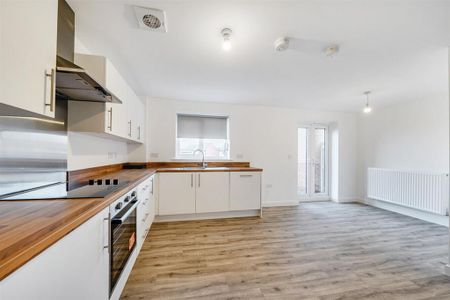 4 bedroom detached house to rent - Photo 3