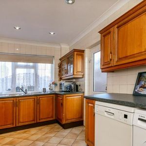 Bedsit, Western Avenue, W3 - Photo 2