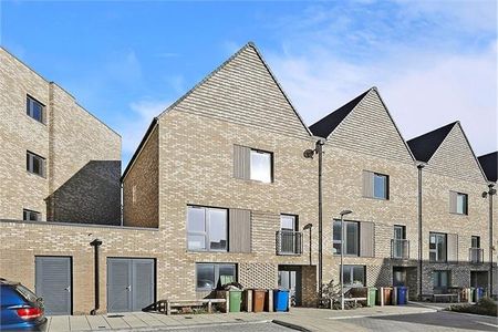 4 bedroom detached house to rent - Photo 2