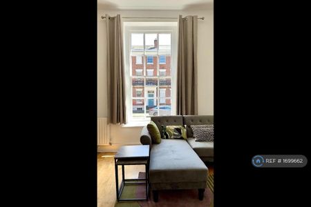 1 bedroom in a flat share to rent - Photo 2