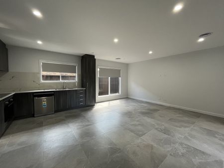 3 BEDROOM TOWNHOUSE - Photo 2
