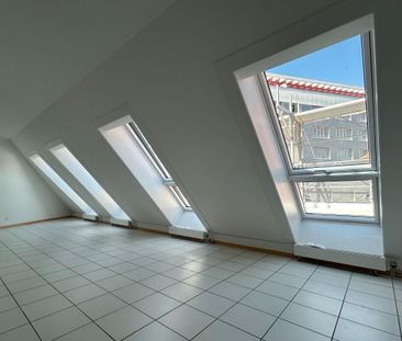 AU COEUR DE LA VILLE ! APPARTEMENT DE 4.5 PIECES MANSARDÉ - Photo 2