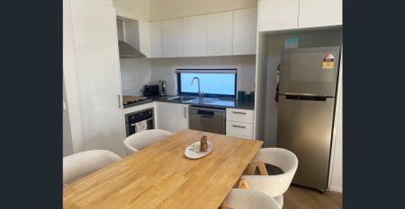 Townhouse with it's own driveway !! - Photo 4