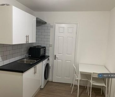 Studio to rent - Photo 6