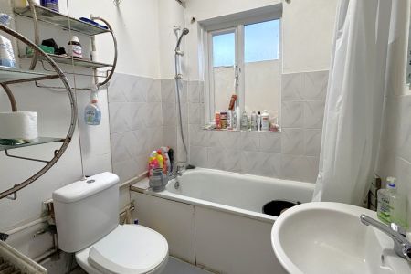 Walton Road, Woking, Surrey, GU21 - Photo 3