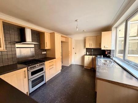 3 bedroom Terraced House To Let - Photo 5