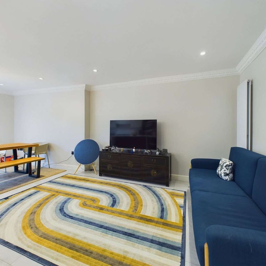 Beautifully presented four bedroom townhouse in prime Wimbledon location. - Photo 1