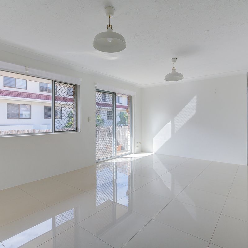 Modern 2 Bedroom Apartment in Labrador - Photo 1