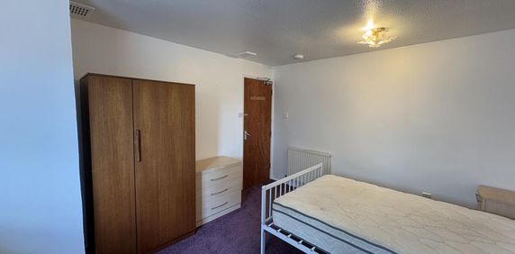 1 bedroom in a house share to rent - Photo 2
