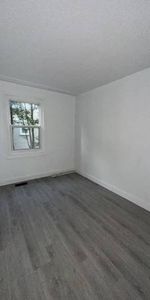 Newly Renovated 3 Bedroom Apartment - Photo 3