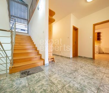 Priestranný 4i byt 221m2 v rodinnom dome, s garážou a spoločnou záhradou – Fotografia 1