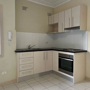 Light Filled One-bedroom Apartment - Photo 2