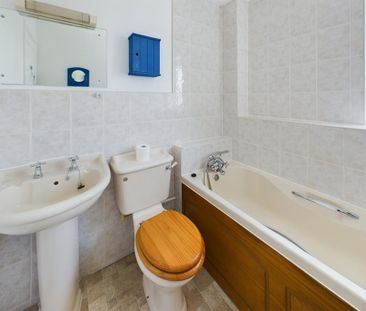 2 bedroom end of terrace house to rent - Photo 3