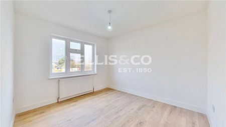 4 bedroom end of terrace house to rent - Photo 3