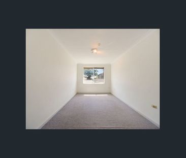 Modern One Bedroom In Central Location - Photo 2