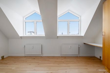 Centralt beliggenhed, med gratis parkering samt hyggeligt gårdmiljø. - Photo 4