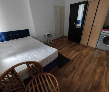 2 bedroom block of apartments to rent - Photo 3