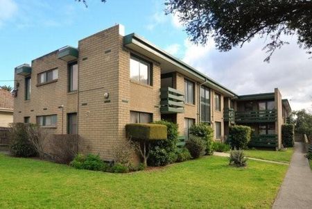 6/7 Flower Street, Essendon VIC 3040 - Photo 2