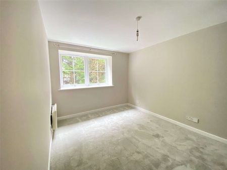 A contemporary apartment forming part of a modern development set in vibrant Crawley. - Photo 2