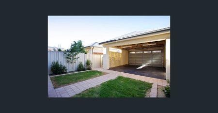 Modern Living Between the City and the Sea - Photo 3