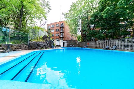 4530 Ch. de la Côte-des-Neiges, Montréal, QC - Photo 2