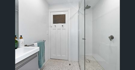 STUNNING 2 BEDROOM ART DECO APARTMENT WITH PARKING AND COURTYARD - Photo 3