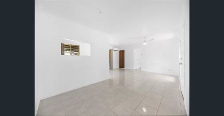 🌿 Charming Family Home in North Booval – Spacious, Sunny & Ready to Move In! - Photo 5