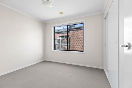 Immaculate Four-Bedroom Home in Prime Lyndhurst Location! - Photo 5