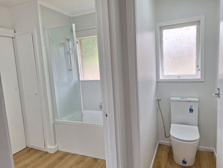 Freshly Renovated brick and tile! - Photo 4