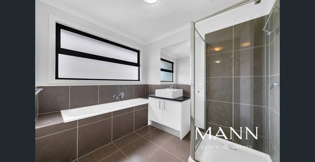 Spacious Family Home in Roxburgh Park - Perfect for Your Next Move! - Photo 1