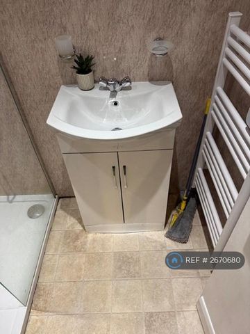 1 bedroom in a house share to rent - Photo 5