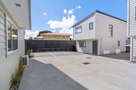 Stunning New Build Home on Claymore Street! - Photo 2