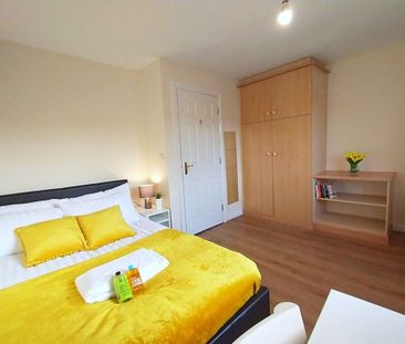 3 Bed Terraced House, Firedrake Croft, CV1 - Photo 2