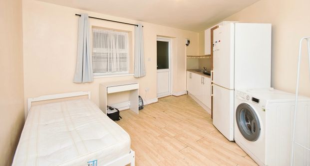 Studio Flat, Beccles Drive, IG11 - Photo 1