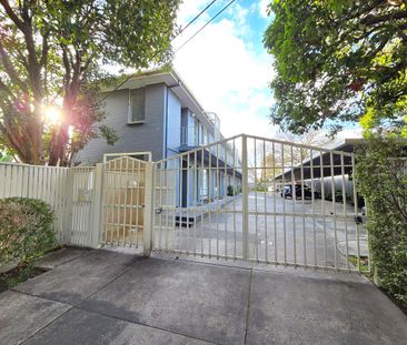 Secure living in a quiet block - Photo 2