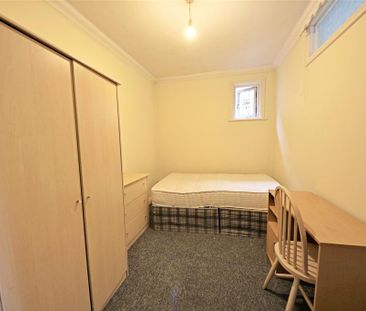 3 bedroom flat to rent - Photo 4