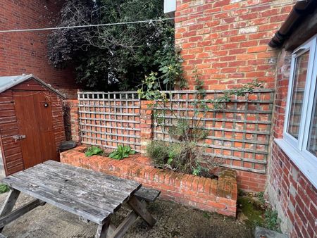 4 Bed Terraced House, Cardigan Gardens, RG1 - Photo 2