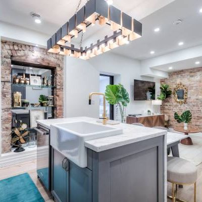 121 SORAUREN AVE. MAIN - MODERN 2BED/2BATH, PARKING, LAUNDRY - Photo 1