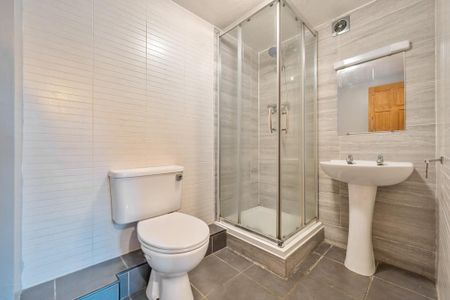 2 bedroom mews to rent - Photo 5