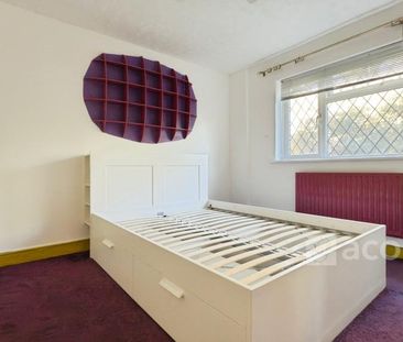 4 bedroom semi-detached house to rent - Photo 4