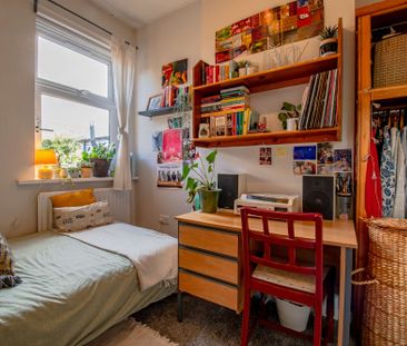 Cosy four bed on Dogfield Street - Photo 6