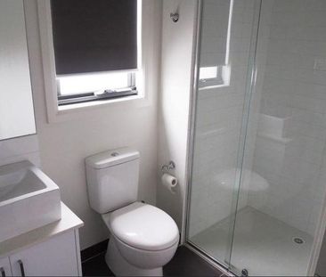 Modern Comfort Meets Urban Convenience in the Heart of West Footscray - Photo 5
