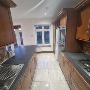 4 bedroom semi-detached house to rent - Photo 2